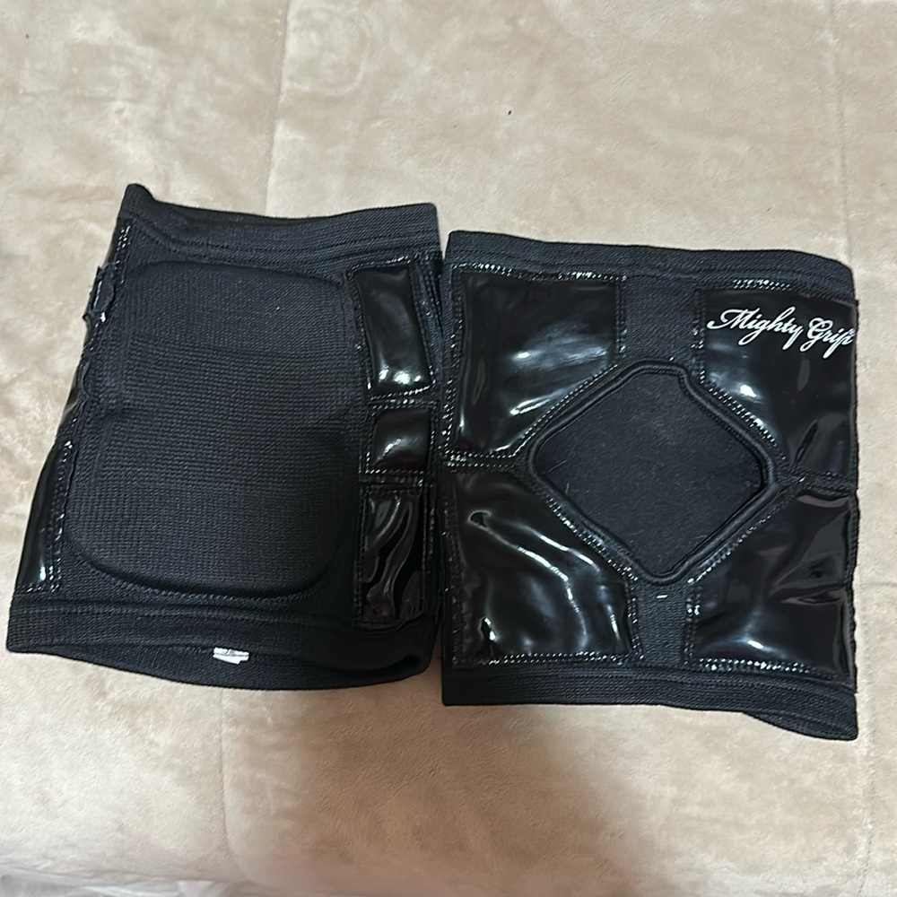 Knee pads for pole